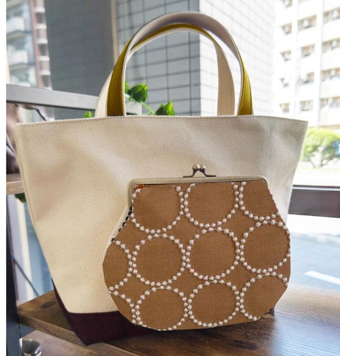 ミナペルホネン /2025タンバリンネイビー×白/がま口ポケット付きMSトート