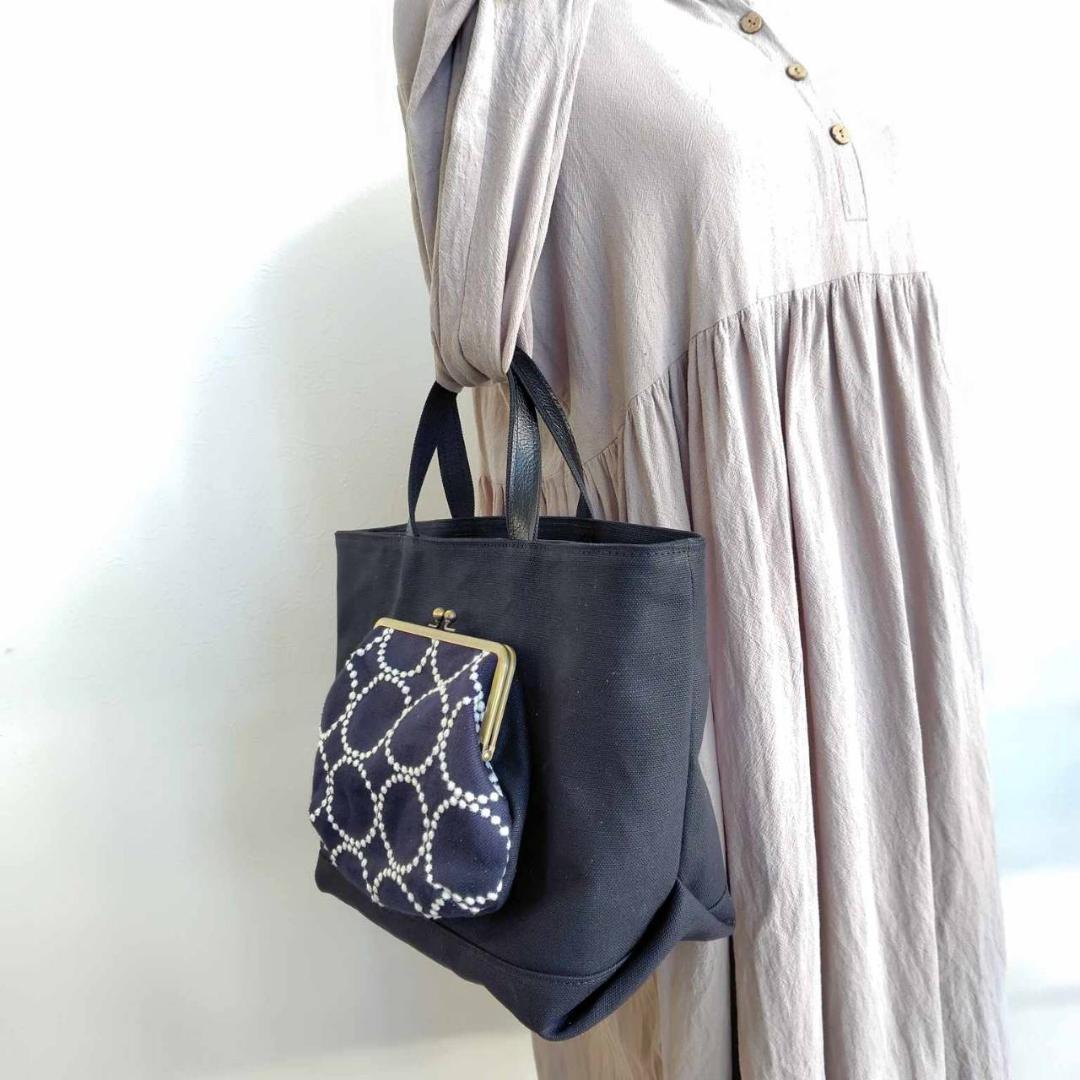 ミナペルホネン /2025タンバリンネイビー×白/がま口ポケット付きMSトート