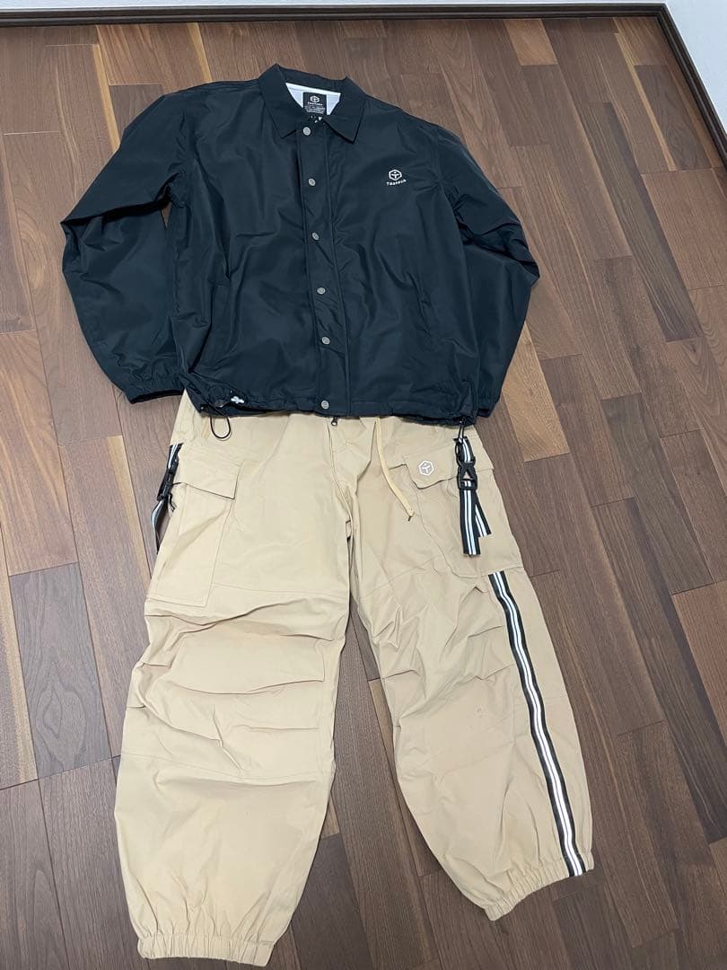 TAOTECH タオテックのコーチジャケットとベージュカーゴパンツセット
