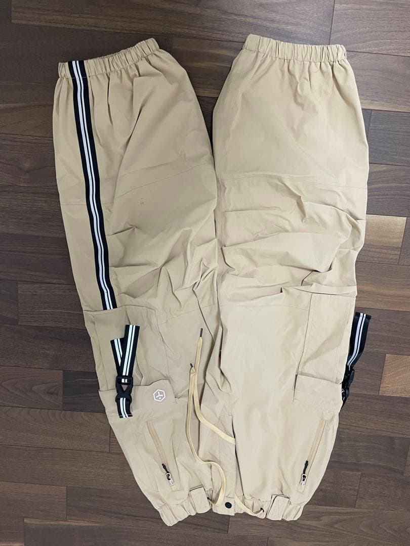 TAOTECH タオテックのコーチジャケットとベージュカーゴパンツセット