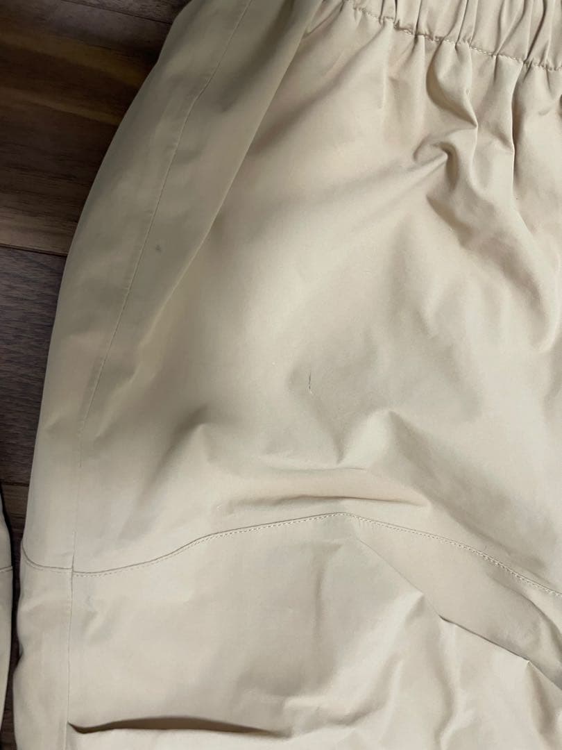 TAOTECH タオテックのコーチジャケットとベージュカーゴパンツセット