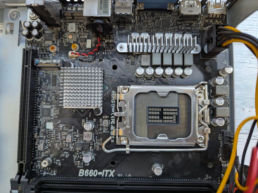 ASRock deskmeet B660 2×8GBメモリ noctuaクーラー