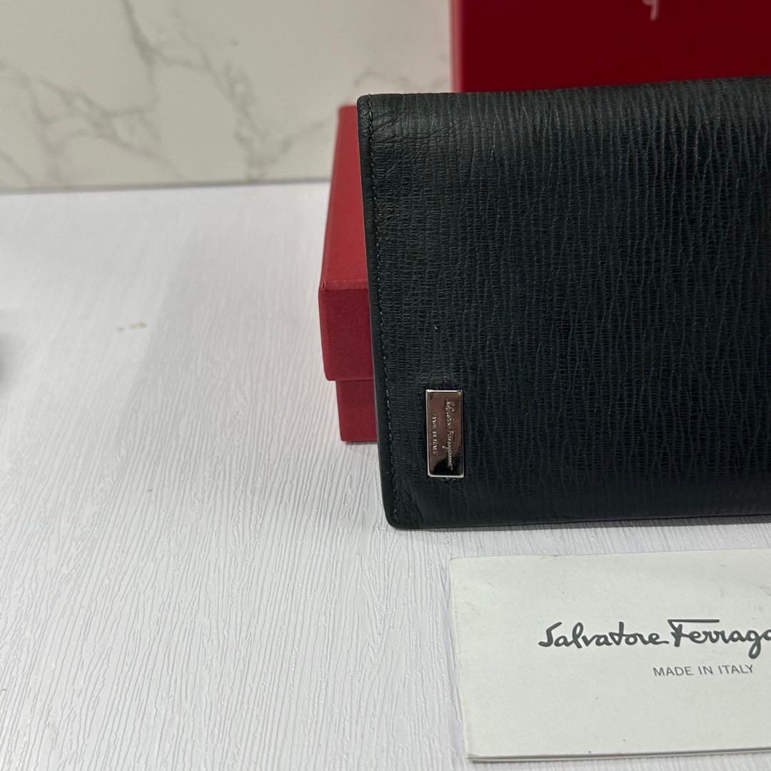 新品同様‼️ サルヴァトーレフェラガモ　財布　二つ折り　長財布　ガンチーニ