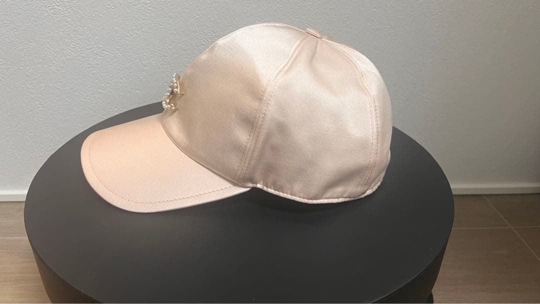 CHANEL（シャネル） キャップ ピンクベージュ パール付きCCロゴ サテン