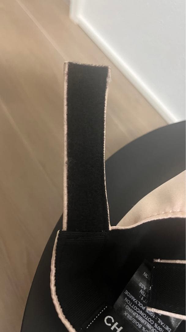 CHANEL（シャネル） キャップ ピンクベージュ パール付きCCロゴ サテン