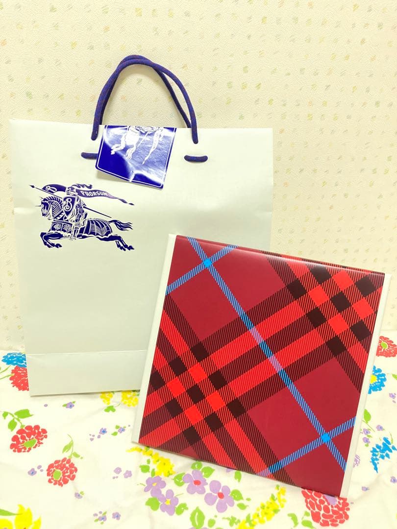 ゆ*ん様 Burberry 未開封　新品　プレゼント包装(紙袋付き) ワンピース