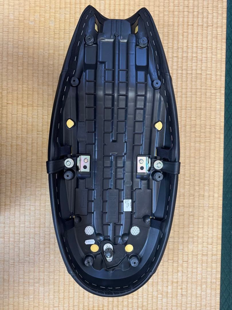 トライアンフボンネビルT120純正オプション　ローツインシート　A2302628