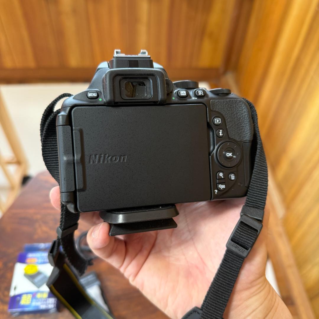 Nikon ニコン D5600 デジタル一眼レフカメラ