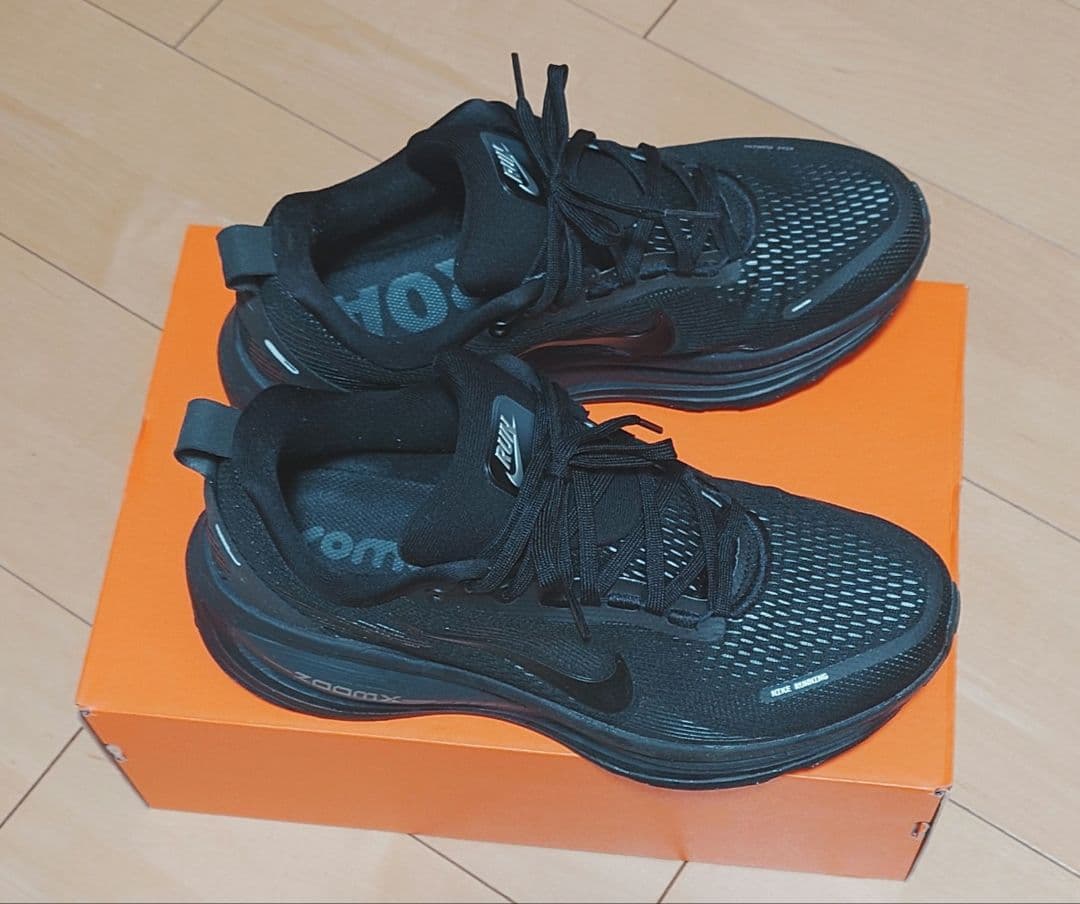 ナイキ　ボメロ18 オールブラック　26.5cm