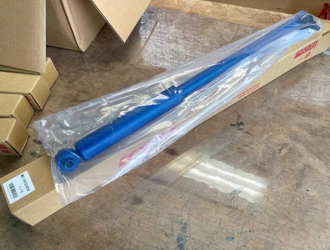 新品 　KYB製ジムニーJB64ステアリングダンパー