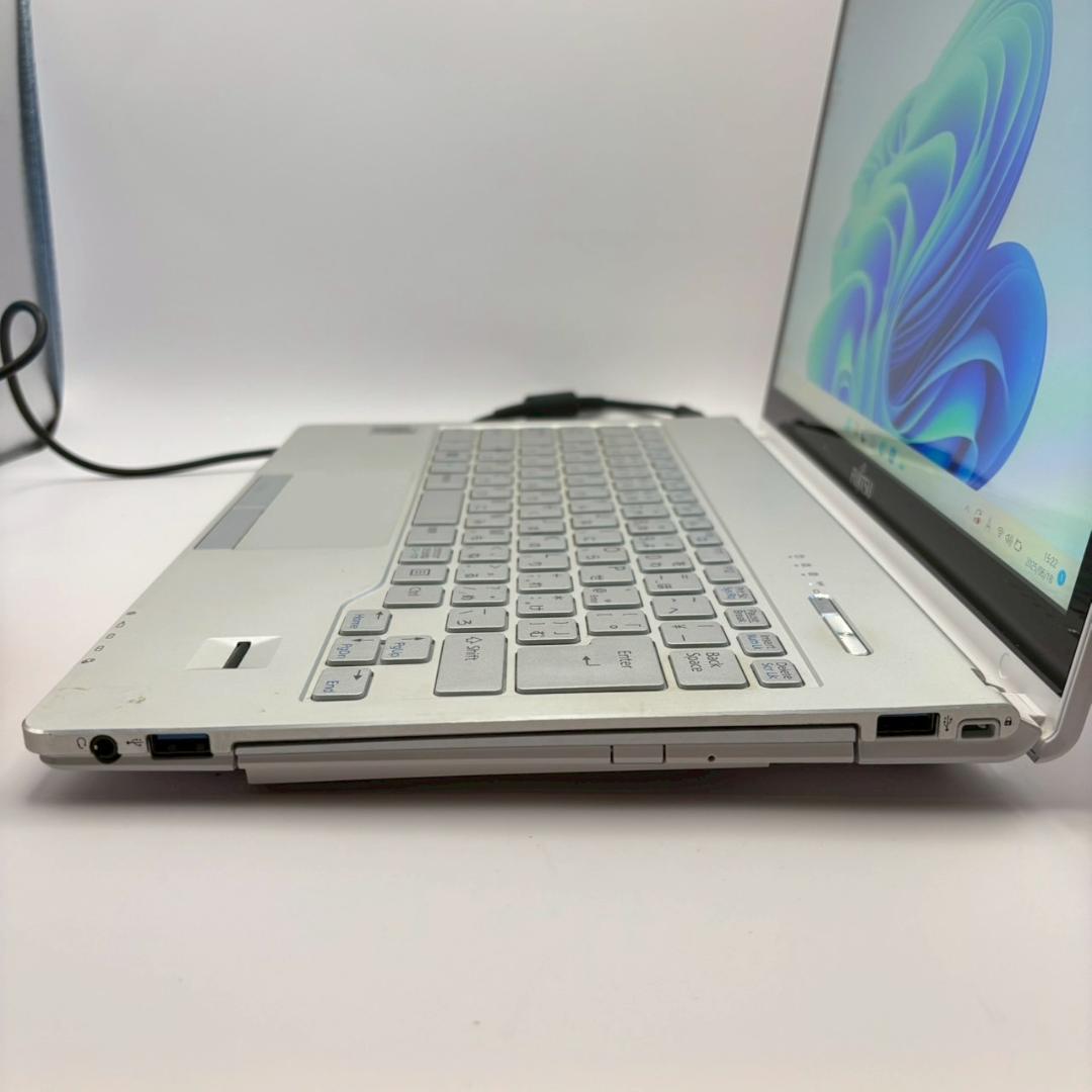 【FUJITSU】高性能i7 新品SSD256GB メモリ8GB ノートPC