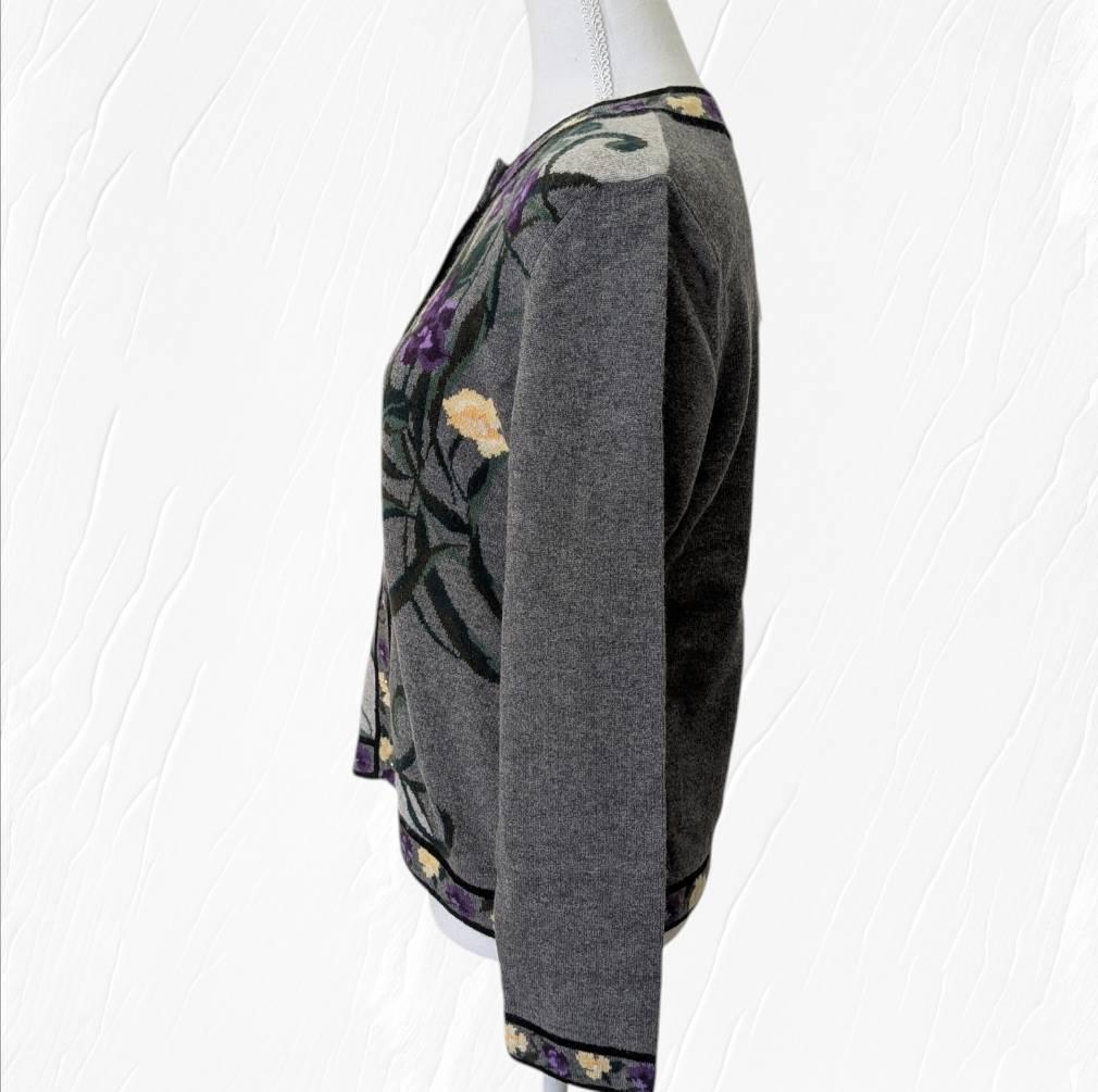 【未使用】高級 カシミヤ １００％ 花柄 グレー系 カーディガン ４２サイズ