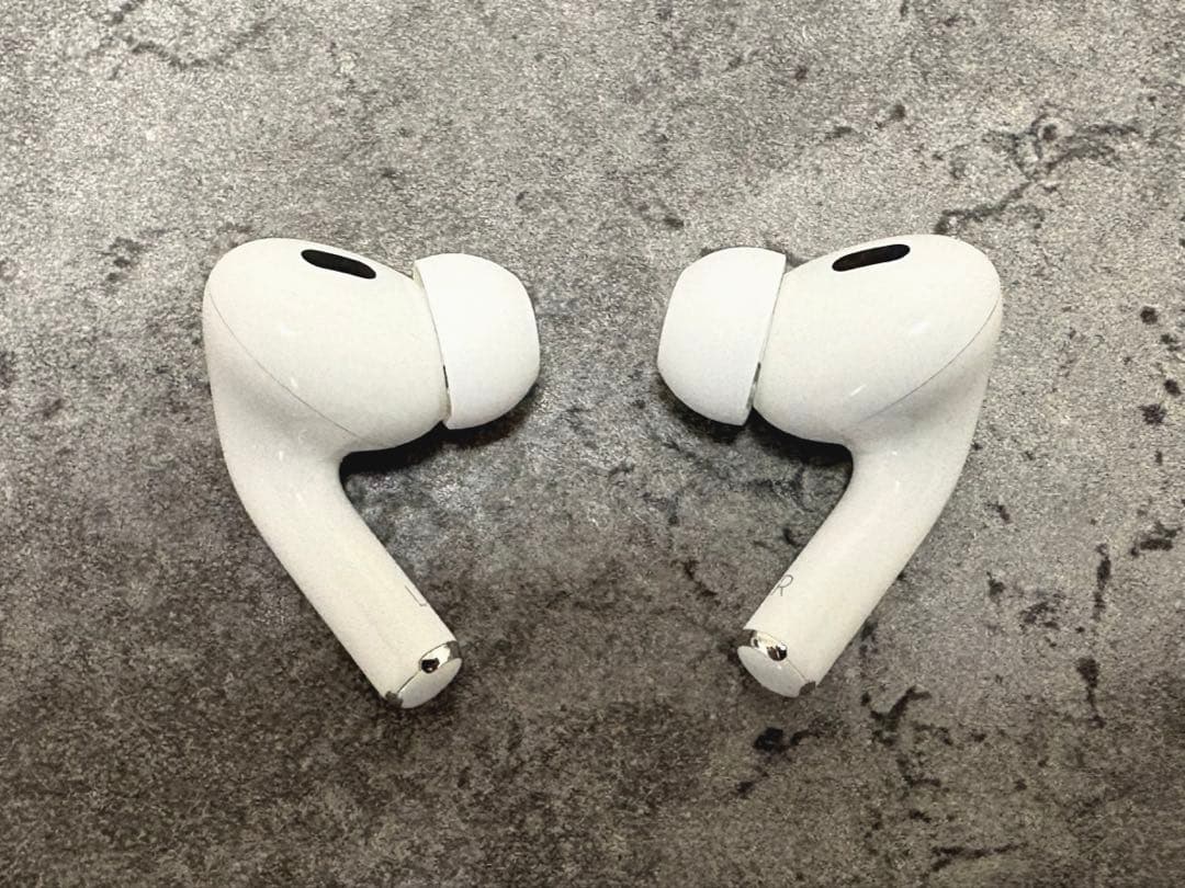 AirPods Pro 第2世代 新品Mイヤーチップ+Spigenケース2個