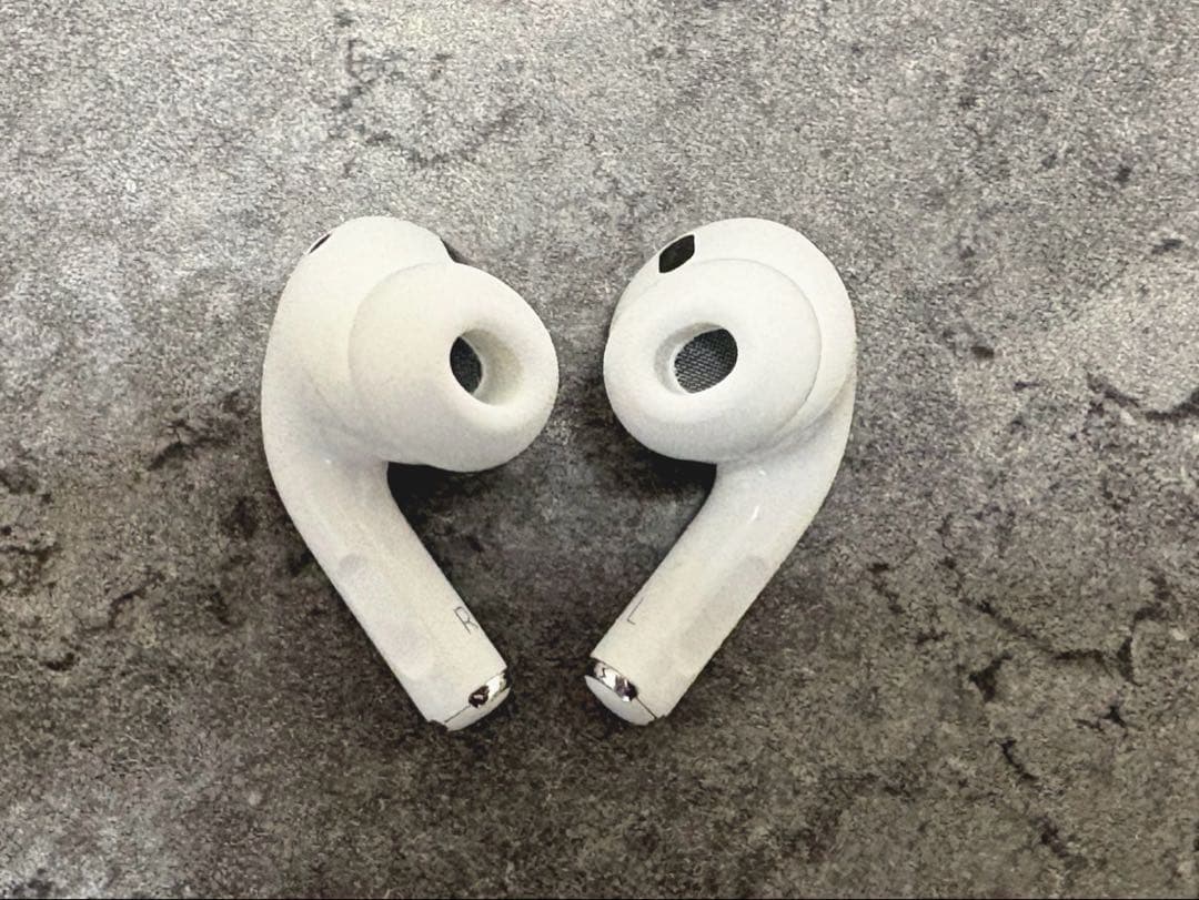 AirPods Pro 第2世代 新品Mイヤーチップ+Spigenケース2個