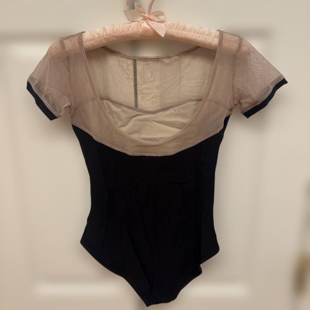 デラロミラノ黒とベージュの半袖レオタード