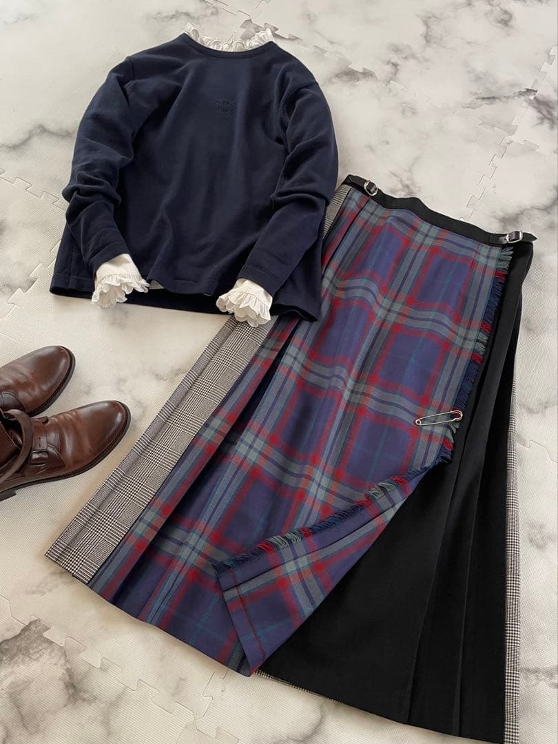 【バーバリー】Burberrys クルーネックウールニット　イニシャル刺繍