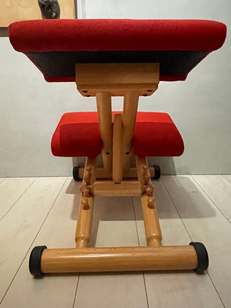 美品　stokke VARIER バランスチェア赤　ジュニアアタッチメント付