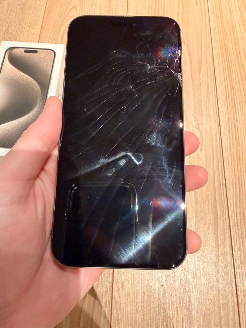 iPhone 15 Pro Max 256 gb本体 画面にひびあり