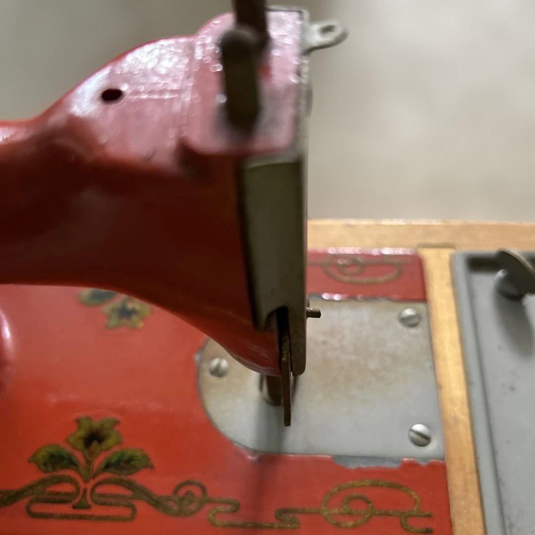 アンティーク 赤い手動ミシン