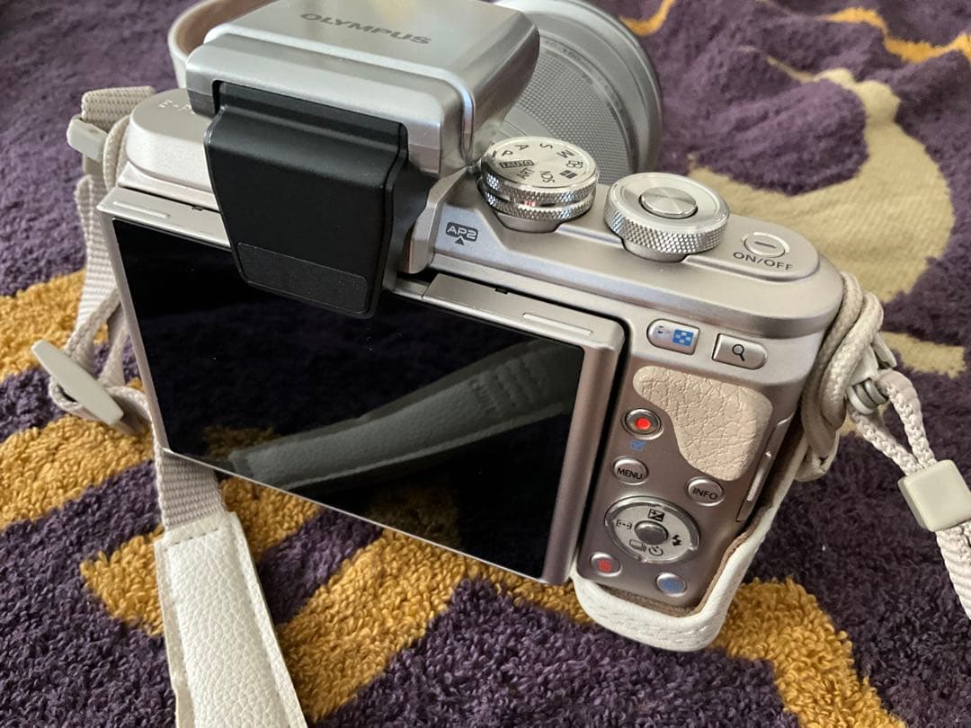 【がーる】OLYMPUS PEN E-PL8ミラーレスカメラ ダブルズーム