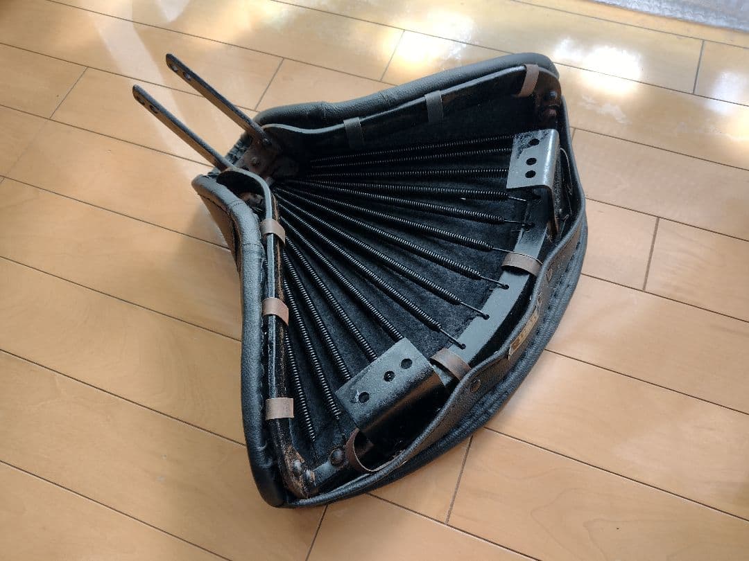 ロイヤルエンフィールド　LYCETT製ソロシート