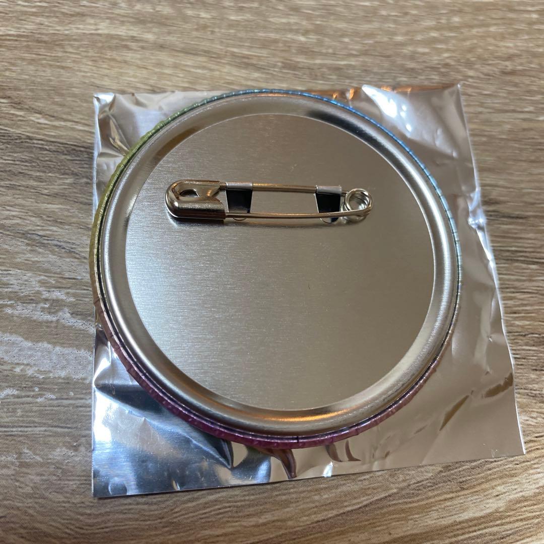 ちいかわ　うさぎ　囚人　缶バッジ　ホロ