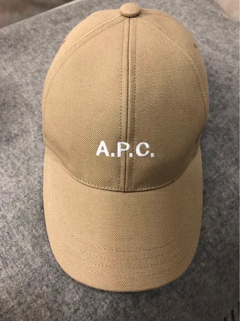 A.P.C. ベージュ キャップ