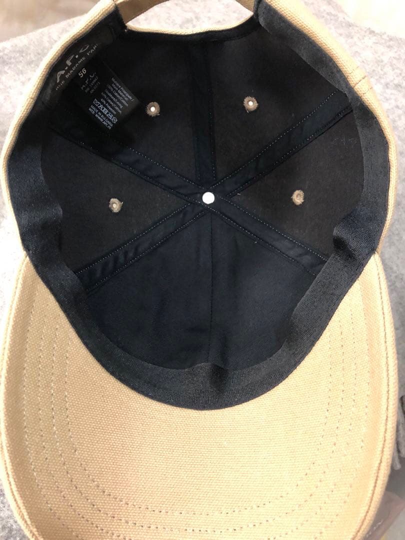 A.P.C. ベージュ キャップ
