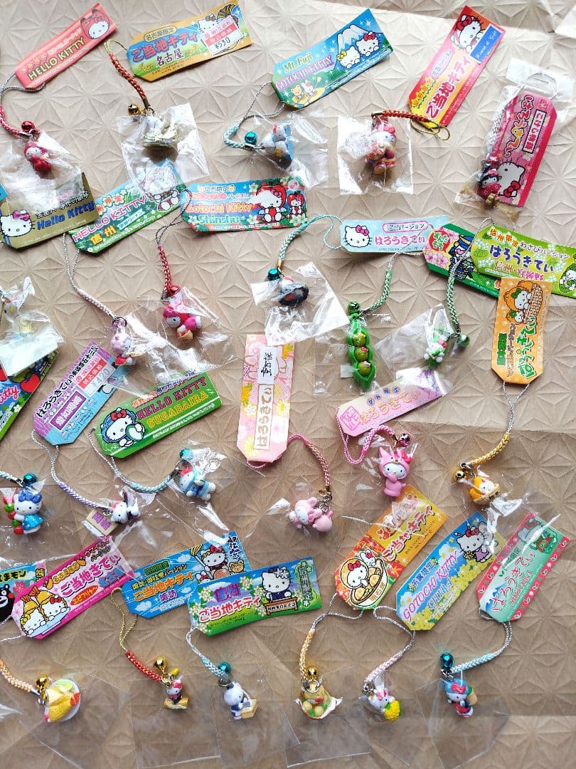 未使用未開封　ハローキティ　御当地限定根付ストラップ　38個
