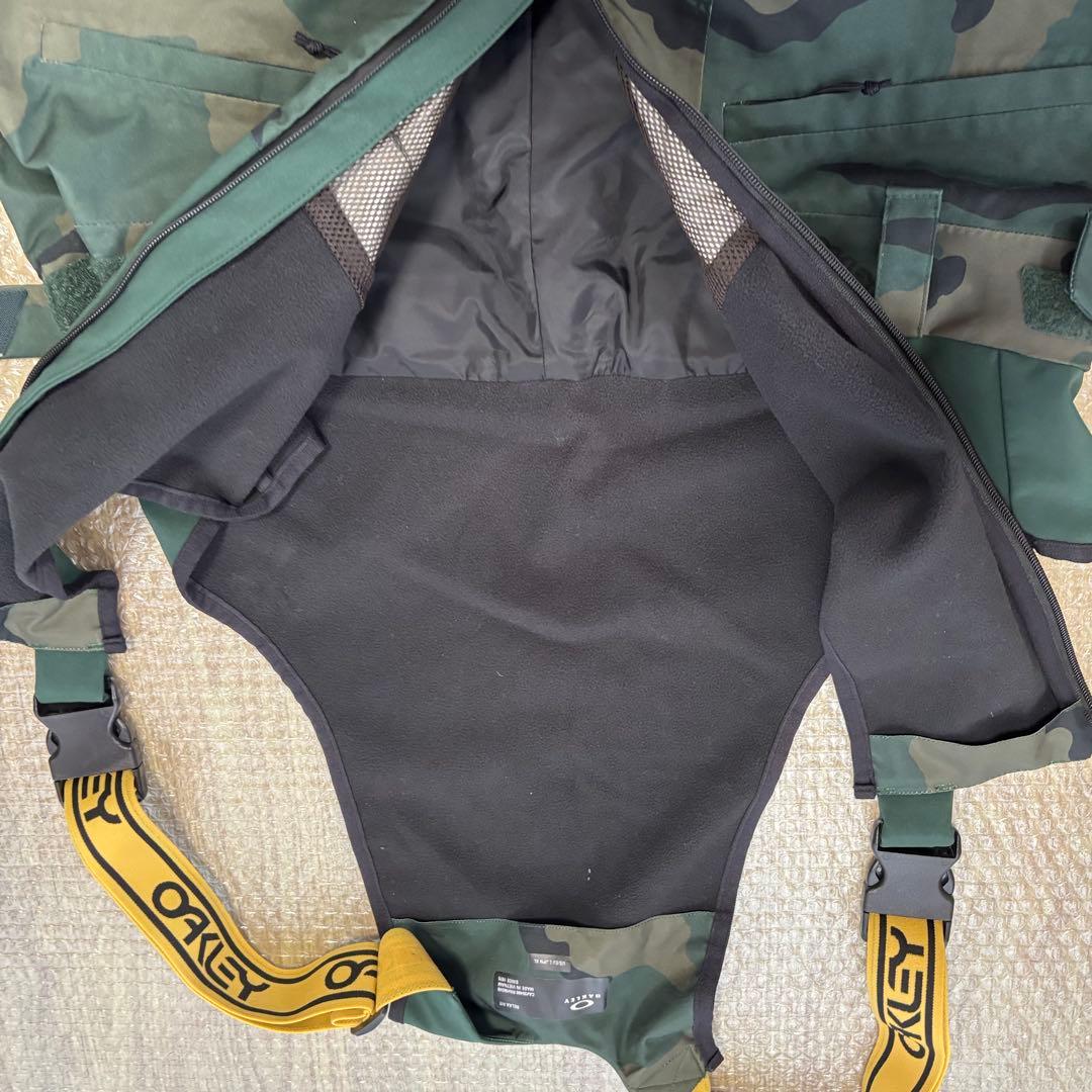 美品　オークリーOakley ビブパンツ　迷彩柄 XLスノーボードウェア　スキー