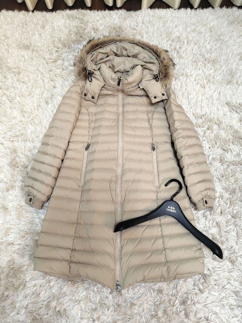 ★TATRAS★ミドル丈、ベージュ 、 フード、ファー付きダウンジャケット