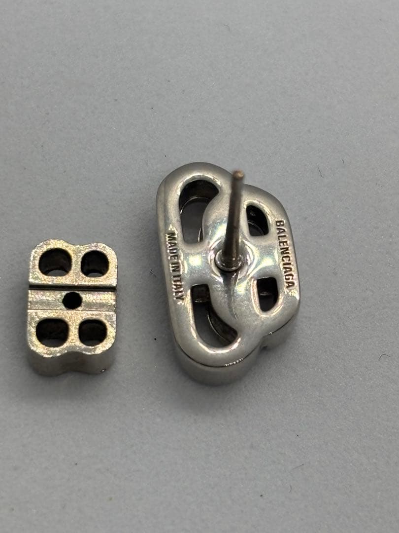 BALENCIAGA ロゴ入りピアス