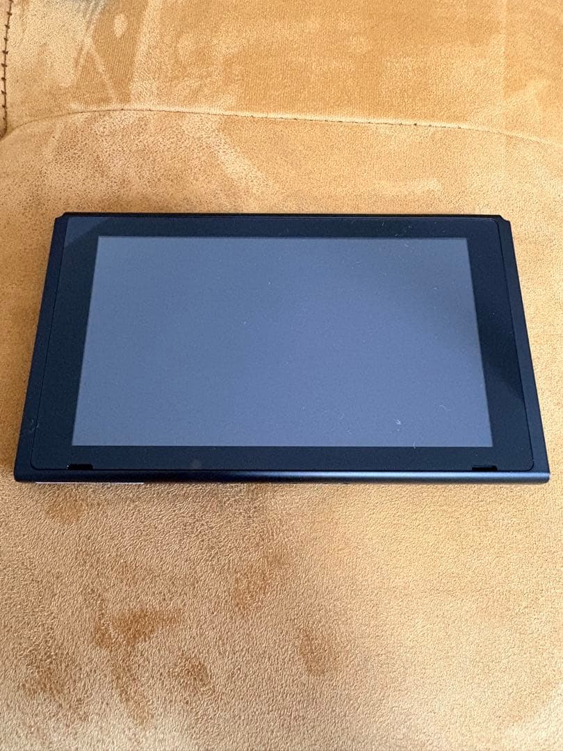 S*a様 NINTENDO switch 本体一式・ジョイコン2個付属【極美品】