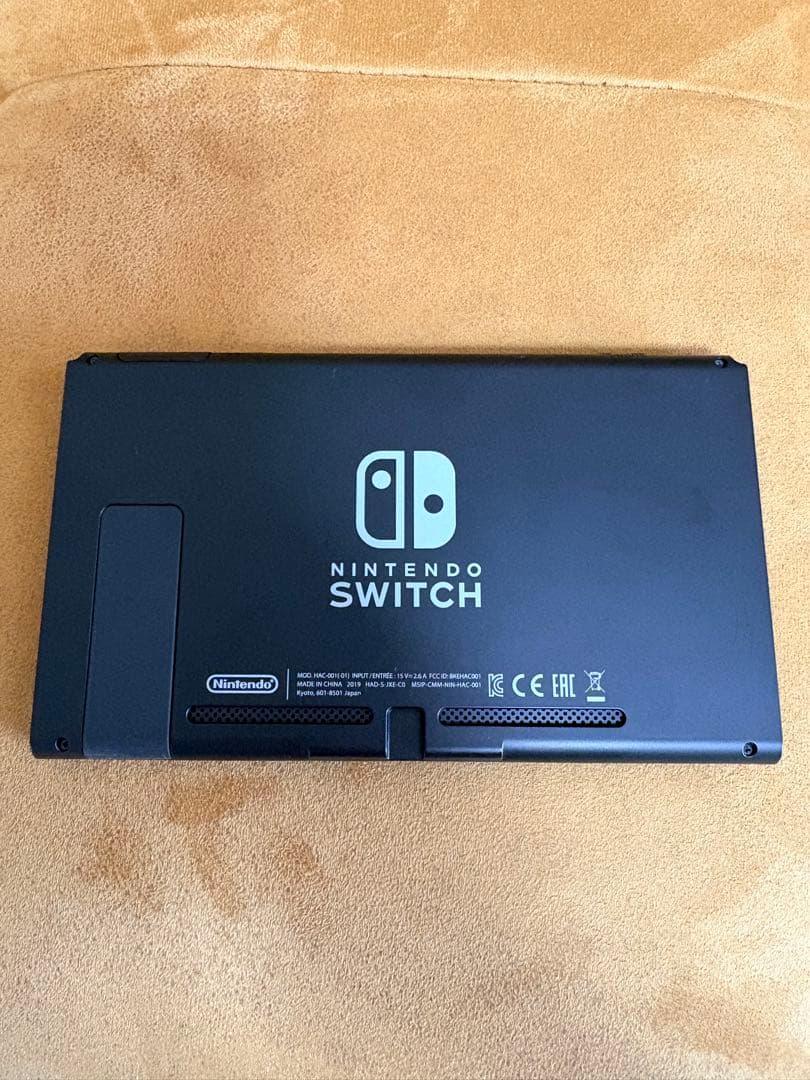 S*a様 NINTENDO switch 本体一式・ジョイコン2個付属【極美品】