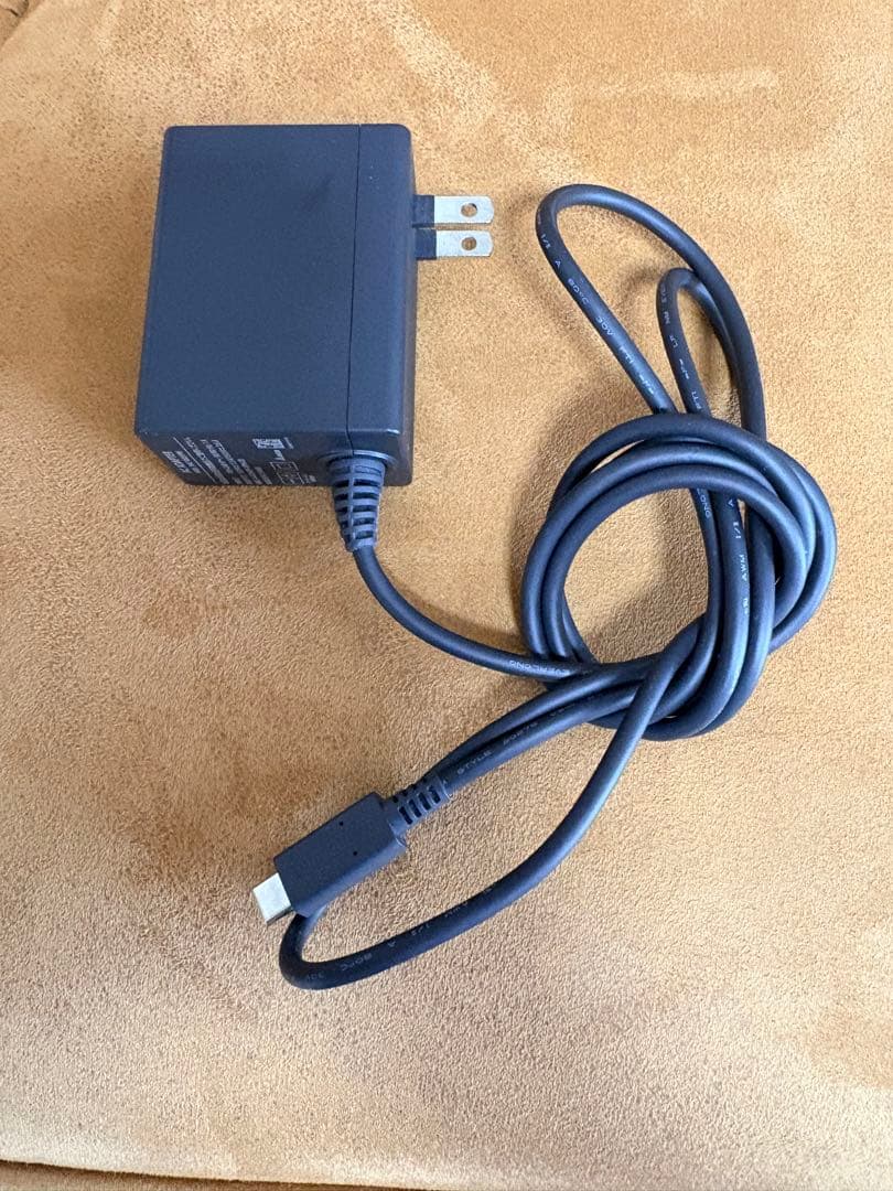 S*a様 NINTENDO switch 本体一式・ジョイコン2個付属【極美品】