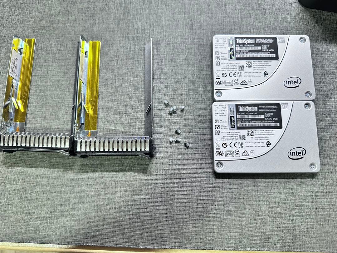 ThinkSystem 1.92TB SSD SATA 6Gb/s 2枚