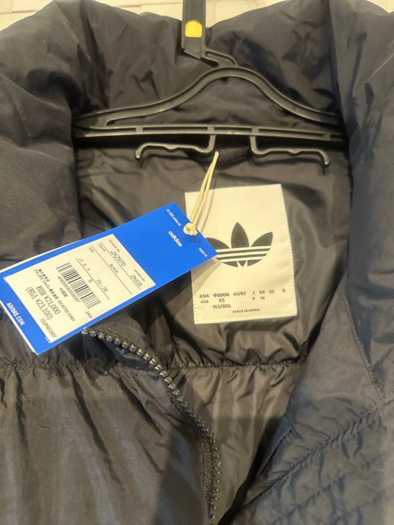 新品adidas★アディダス★アディカラークロップド合成ダウンパファー★黒