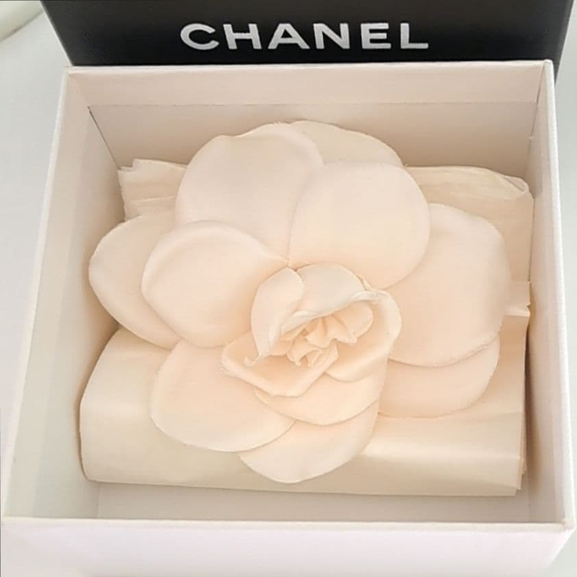 シャネル カメリア ブローチ コサージュ箱付 ホワイト 入学式・卒業式等