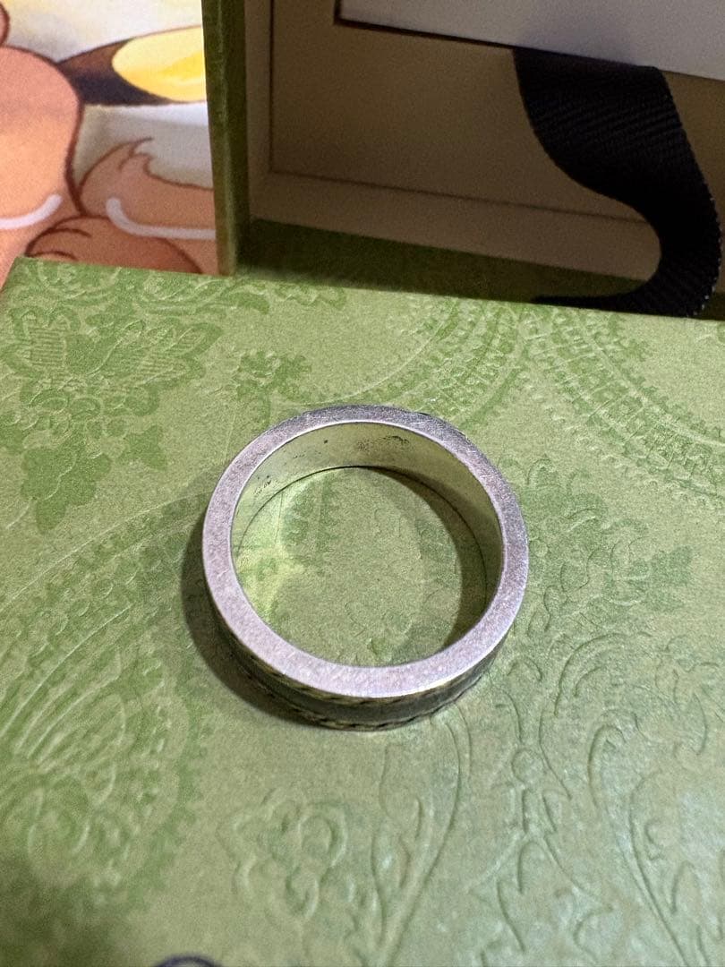 GUCCI シルバーリング ロゴ入り