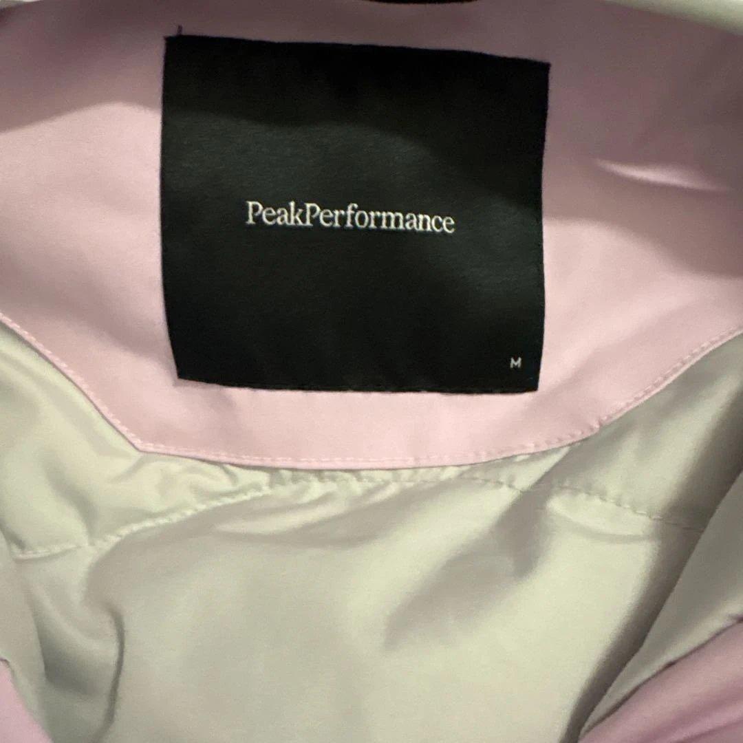 美品Peak Performance 薄ピンクフード付きスキーウェア
