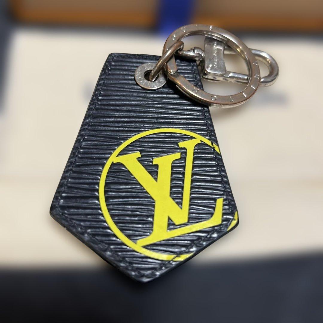 ルイヴィトン エピ キーホルダー アンシャッペ LV サークル