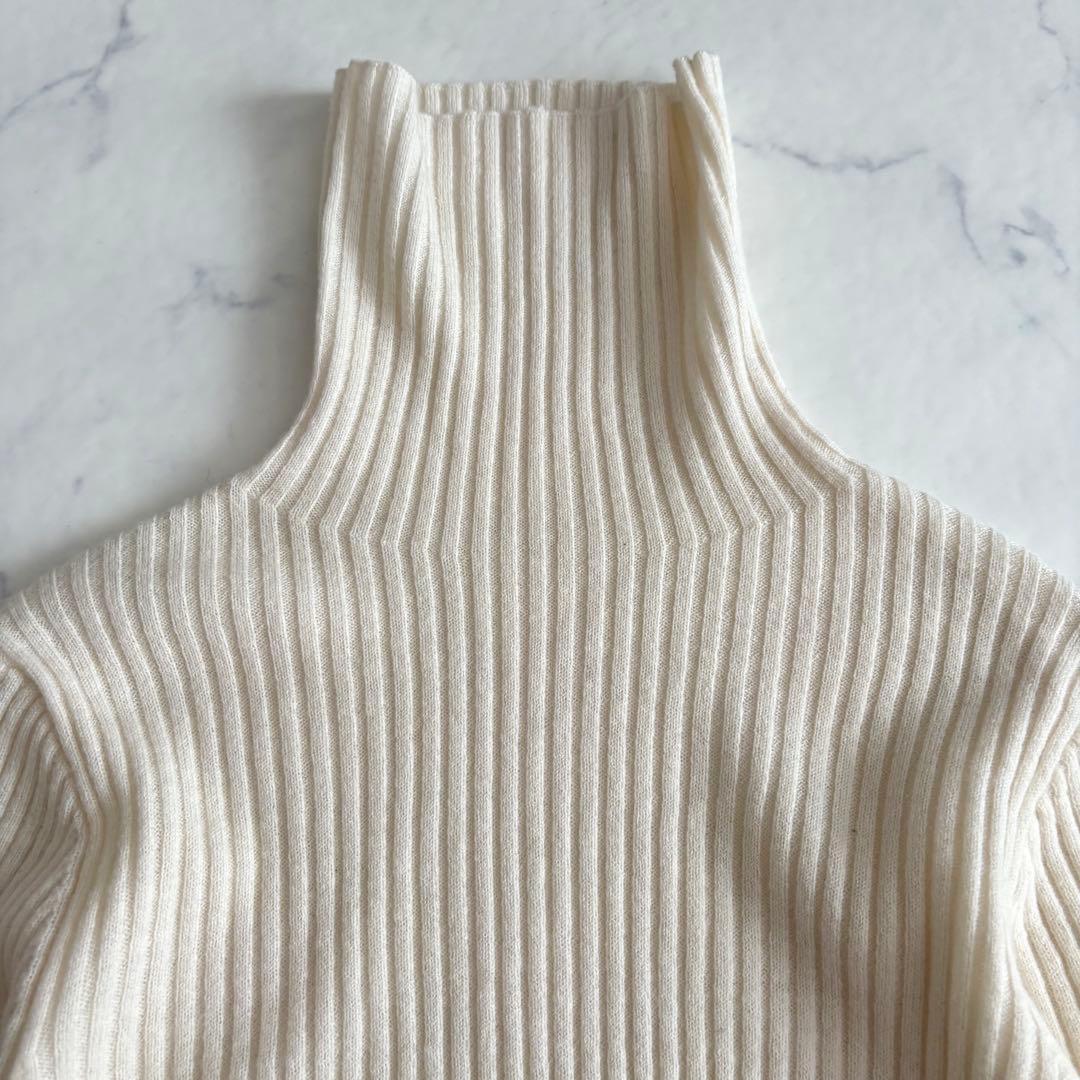 Cygne シーニュ 袖フリルタートルニット lily ホワイト