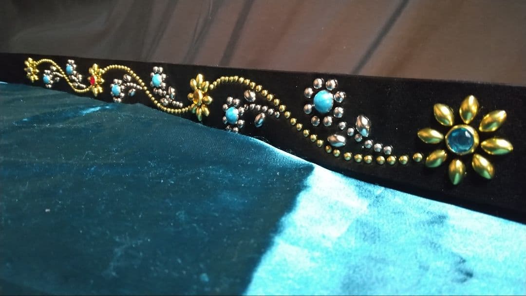 栃木レザーツタ＆フラワースタッズベルトブラック　ニッケル＆ブラス