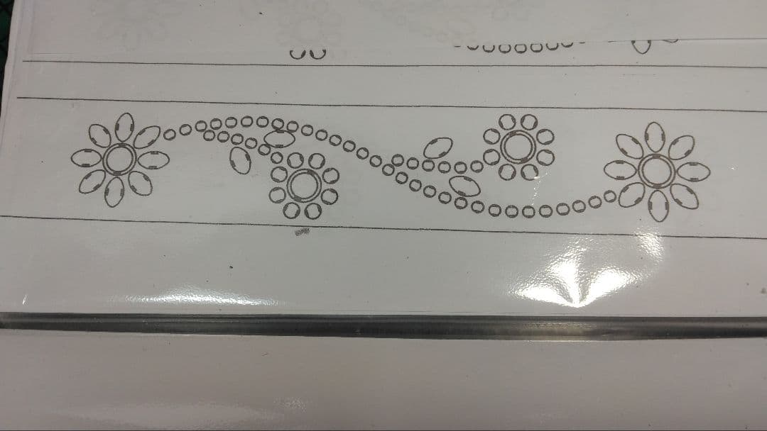 栃木レザーツタ＆フラワースタッズベルトブラック　ニッケル＆ブラス