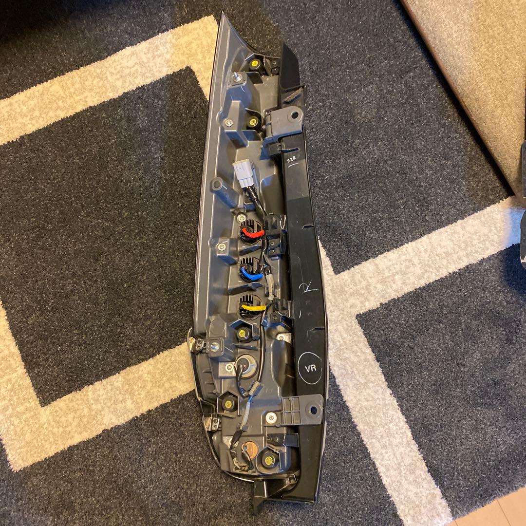 80ヴォクシー後期テールランプ　左右