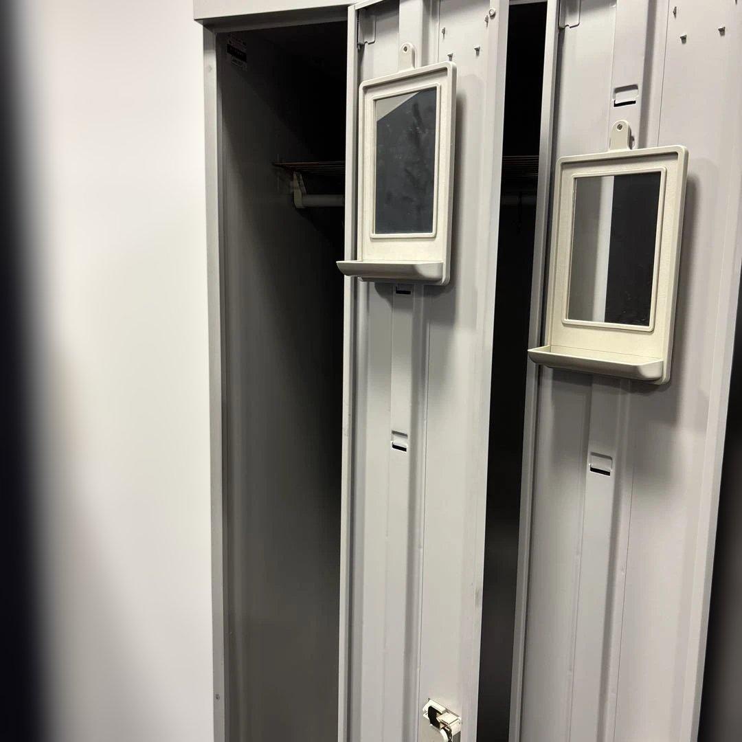 鍵付きオフィスロッカー 4人分グレー(スチール製)