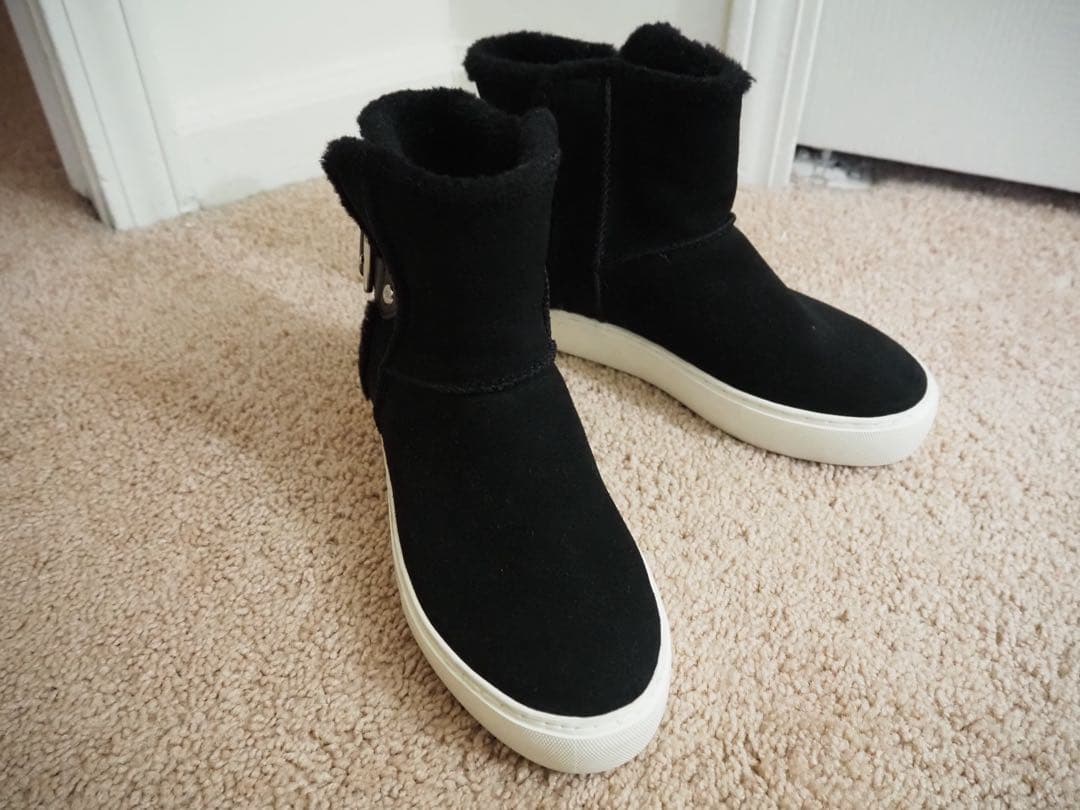 UGG アグ　Aika ブーツスニーカー