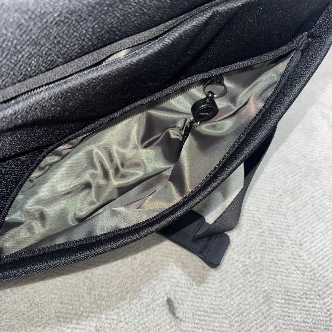 NIID ニードURBANATURE ボディ、メッセンジャーバッグ　ブラック