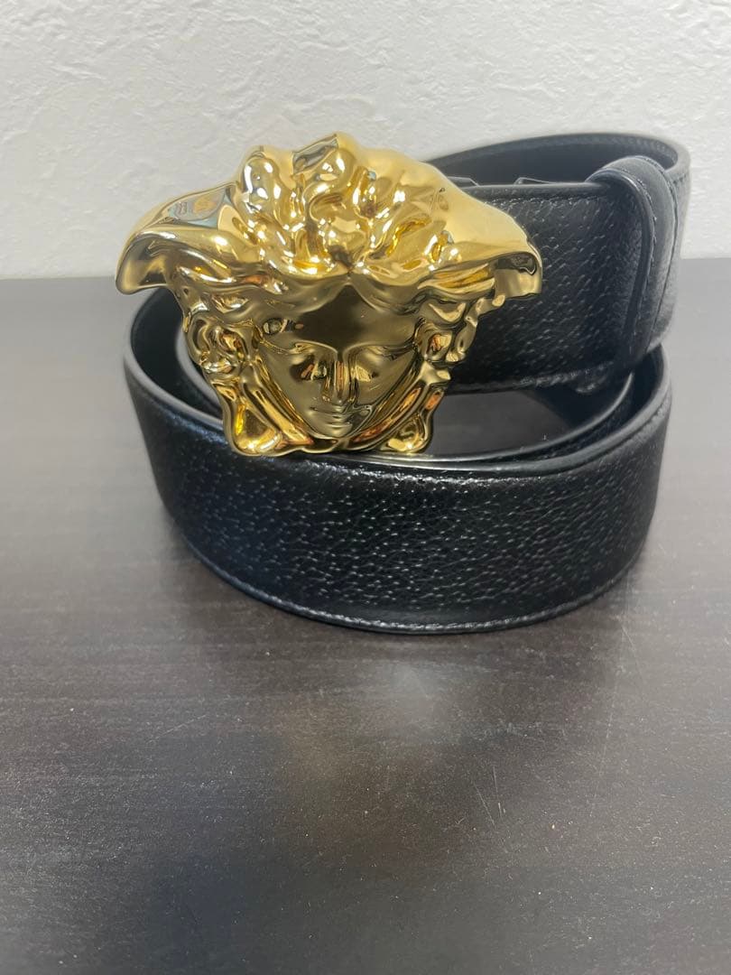 ヴェルサーチ（Versace）のメドゥーサバックルレザーベルト