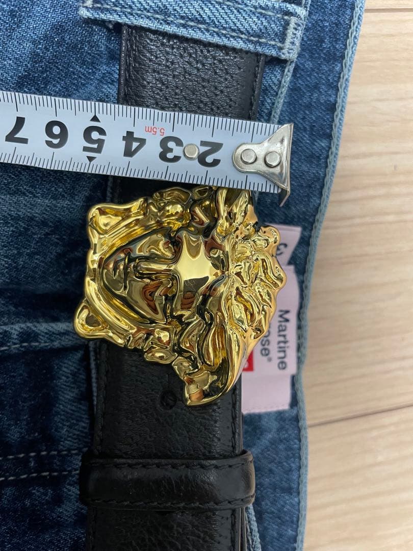 ヴェルサーチ（Versace）のメドゥーサバックルレザーベルト